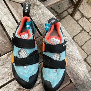 Like new women’s Scarpa Force V climbing shoes - size 40 / 8.5